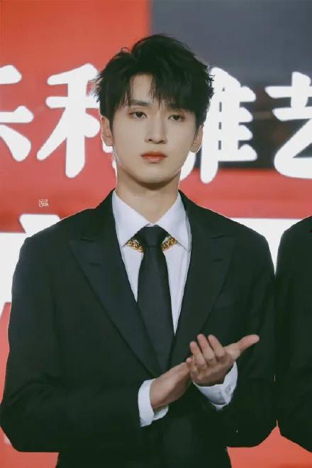 队员爆料严浩翔视频,揭秘幕后精彩瞬间 第2张 队员爆料严浩翔视频,揭秘幕后精彩瞬间 第2张